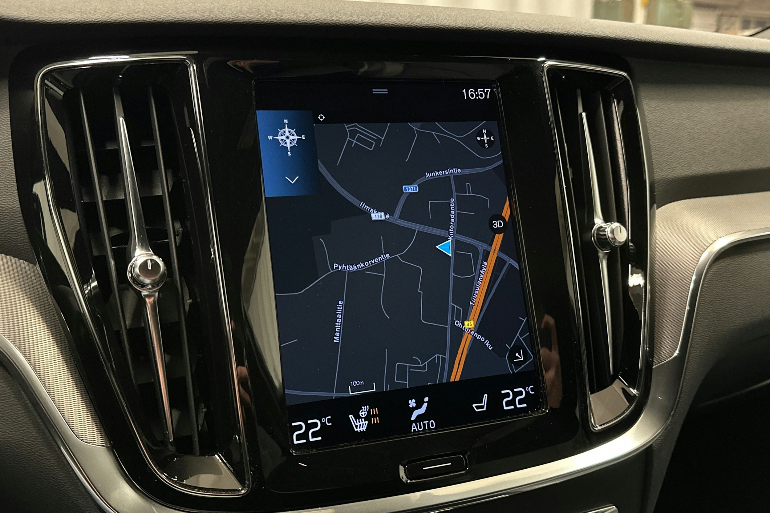 valkoinen Volvo V60 2022 kuva 24.