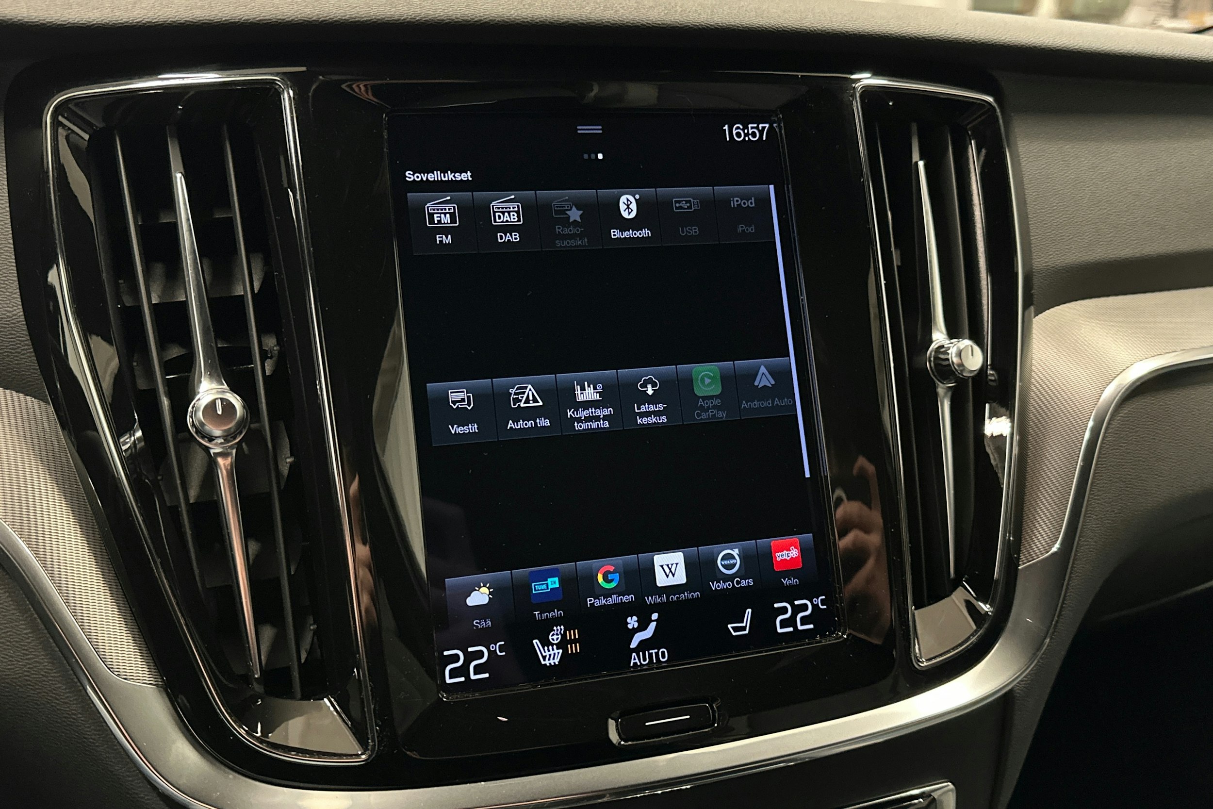 valkoinen Volvo V60 2022 kuva 25.