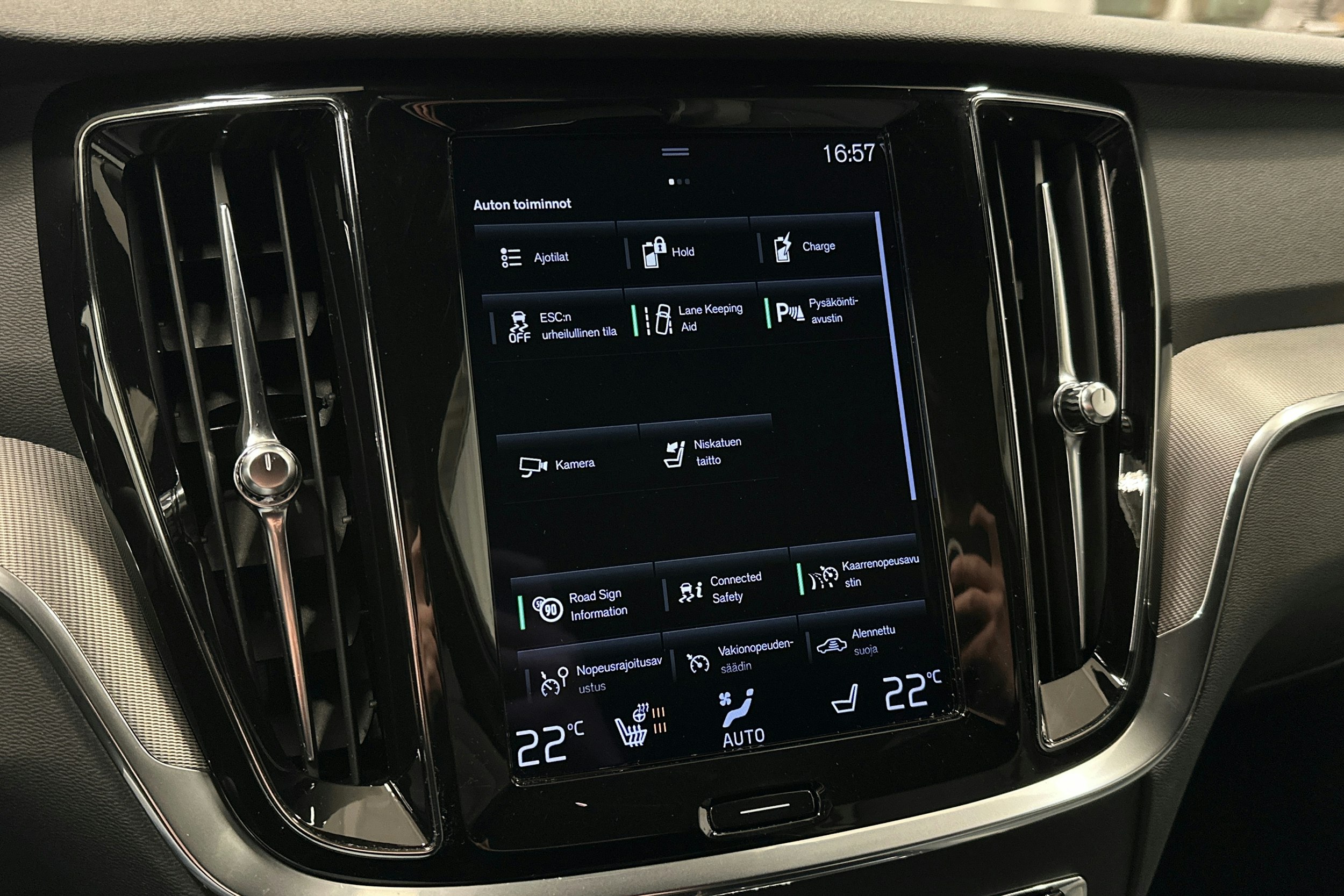 valkoinen Volvo V60 2022 kuva 26.