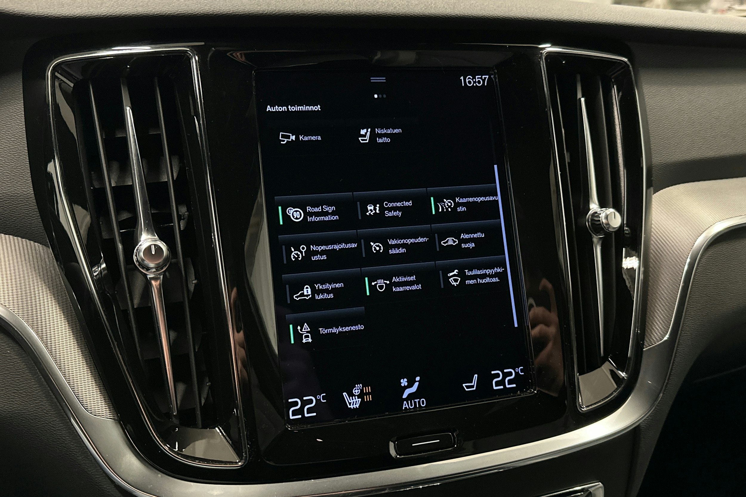 valkoinen Volvo V60 2022 kuva 27.