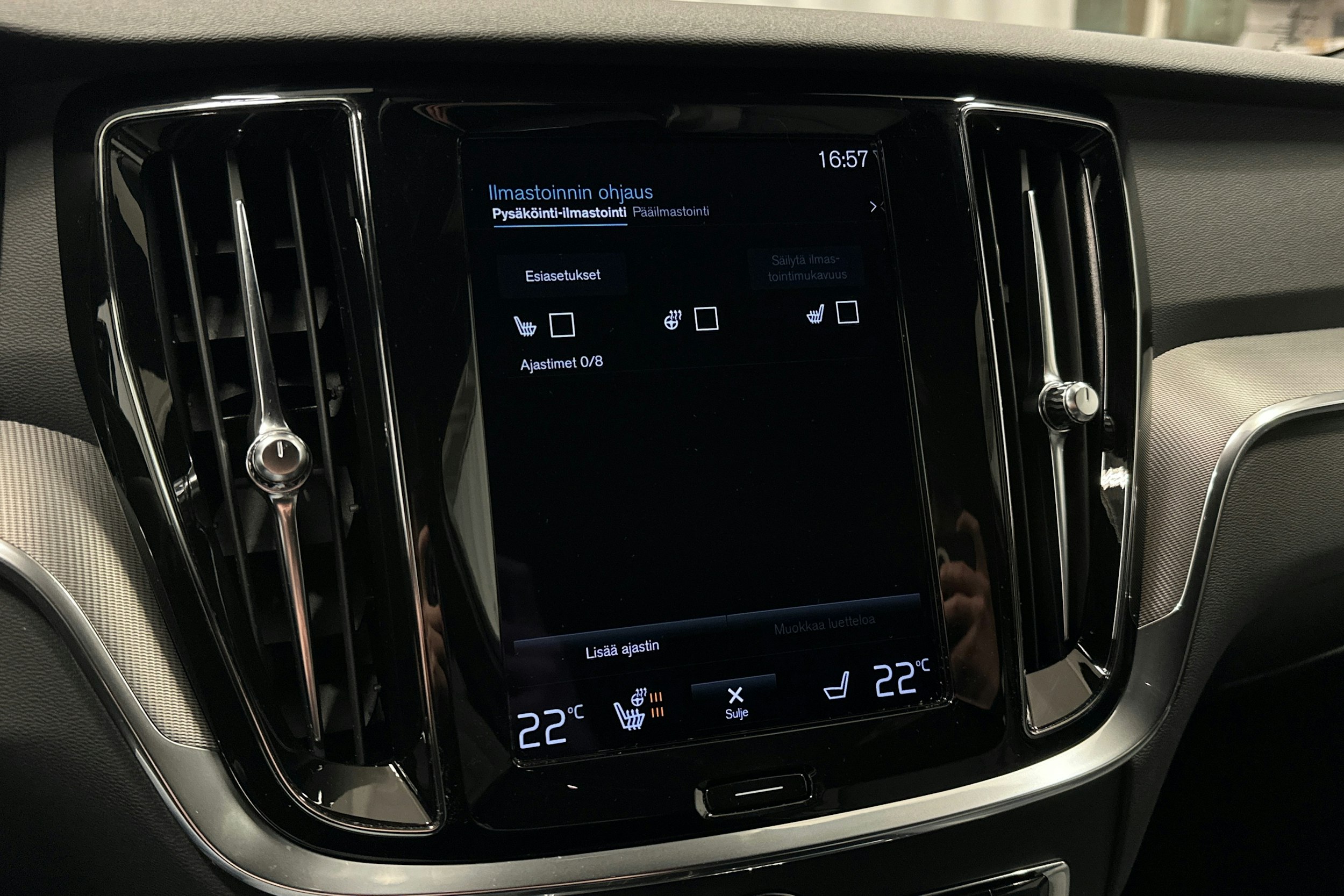 valkoinen Volvo V60 2022 kuva 28.