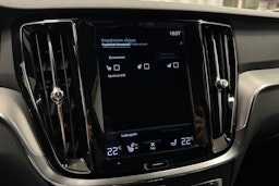 valkoinen Volvo V60 2022 kuva 28.