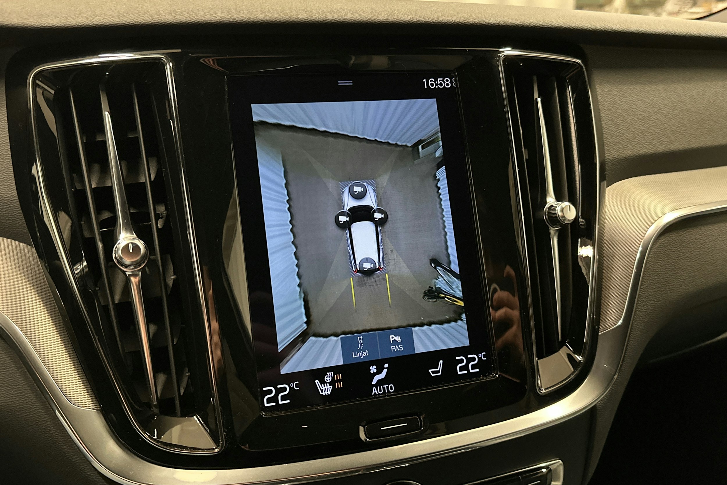 valkoinen Volvo V60 2022 kuva 29.