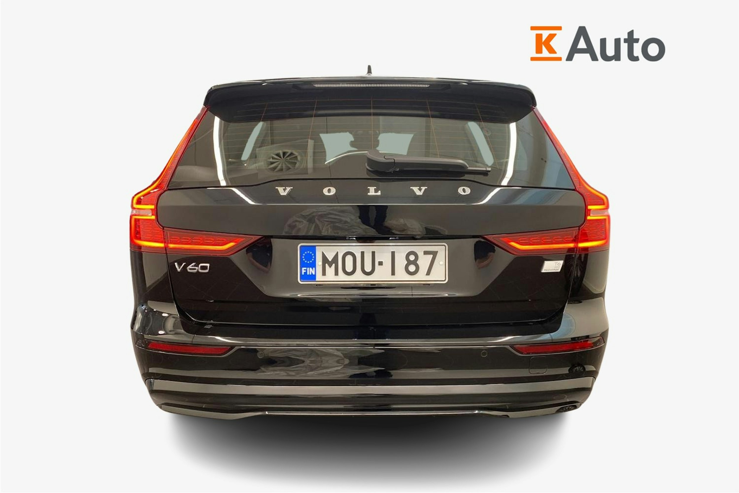 Musta Volvo V60 2022 kuva 3.