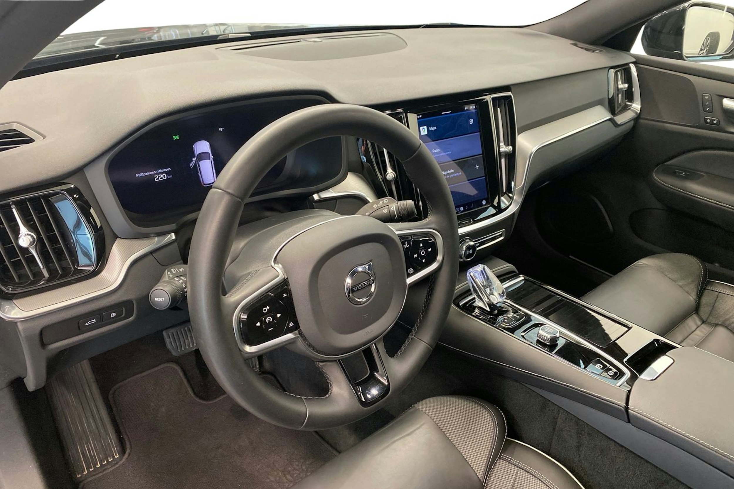 Musta Volvo V60 2022 kuva 7.