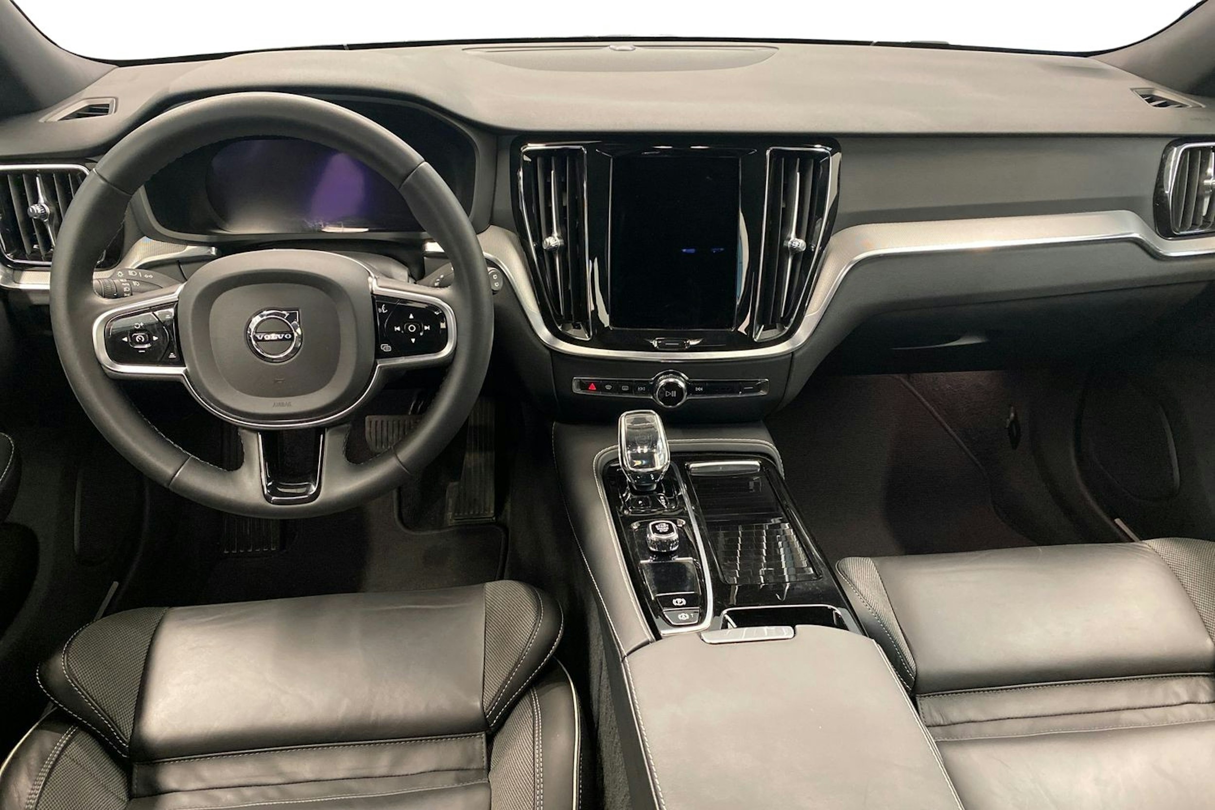 Musta Volvo V60 2022 kuva 9.