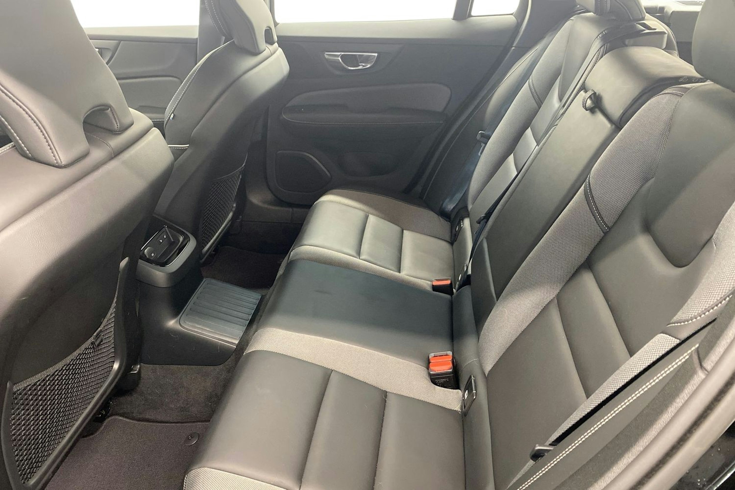 Musta Volvo V60 2022 kuva 10.