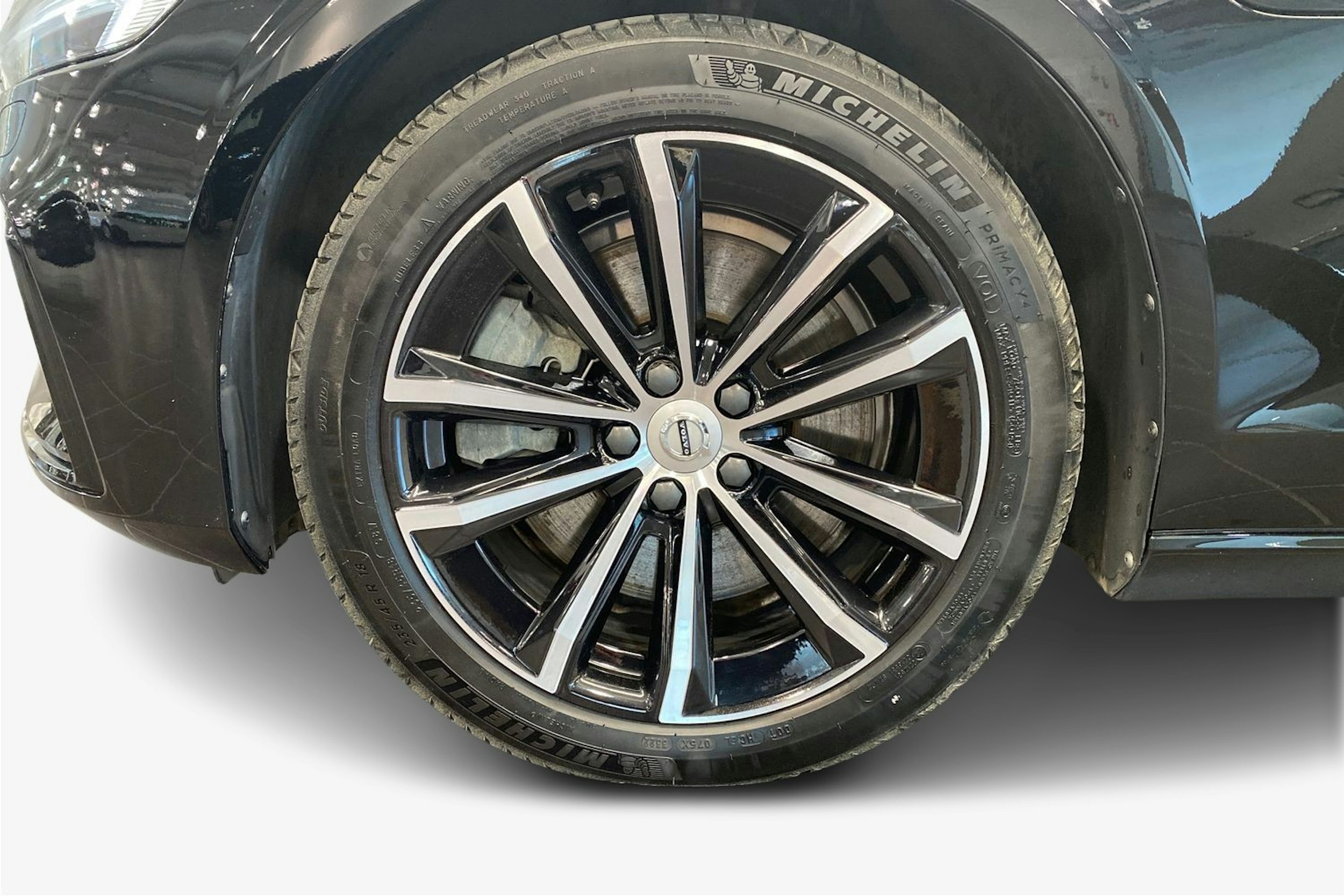 Musta Volvo V60 2022 kuva 11.
