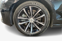 Musta Volvo V60 2022 kuva 11.