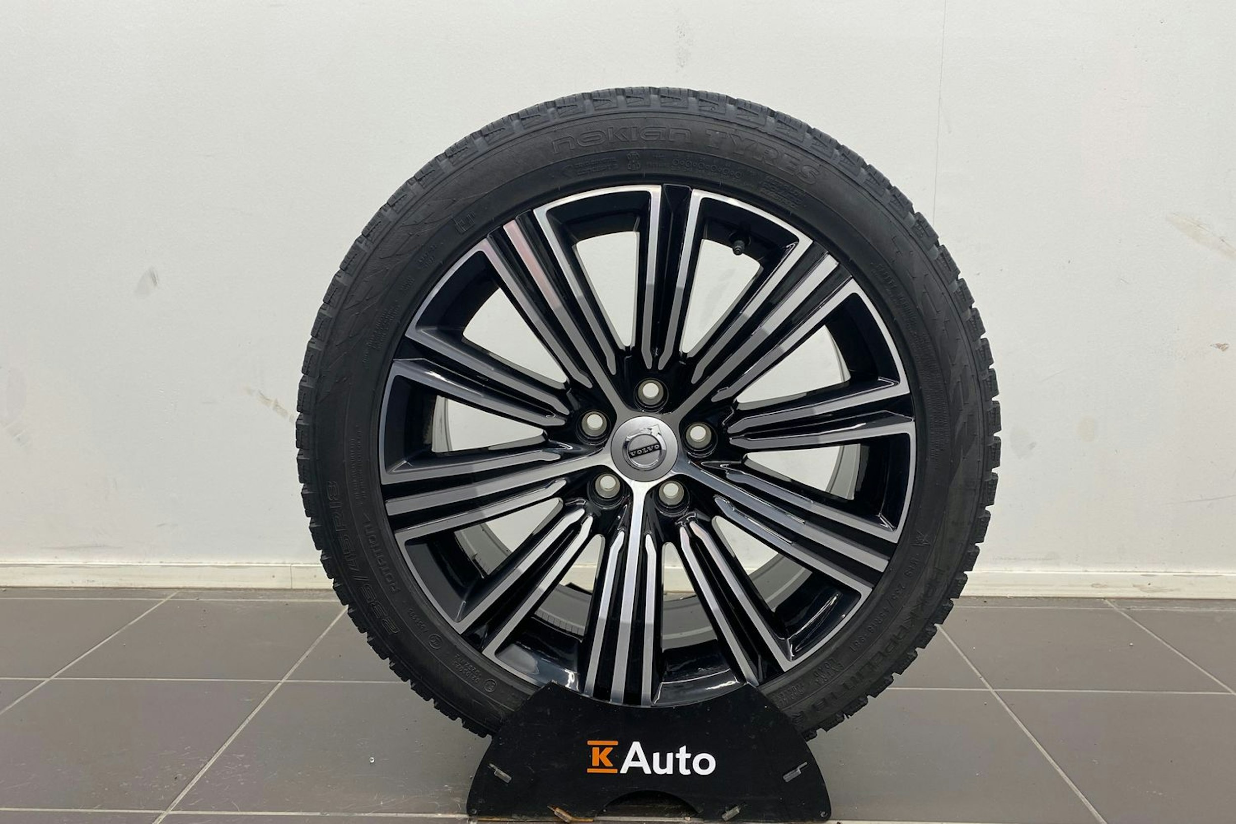 Musta Volvo V60 2022 kuva 13.