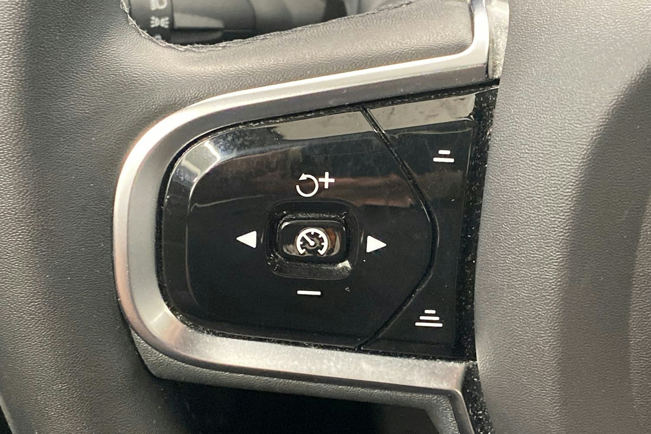 Musta Volvo V60 2022 kuva 20.