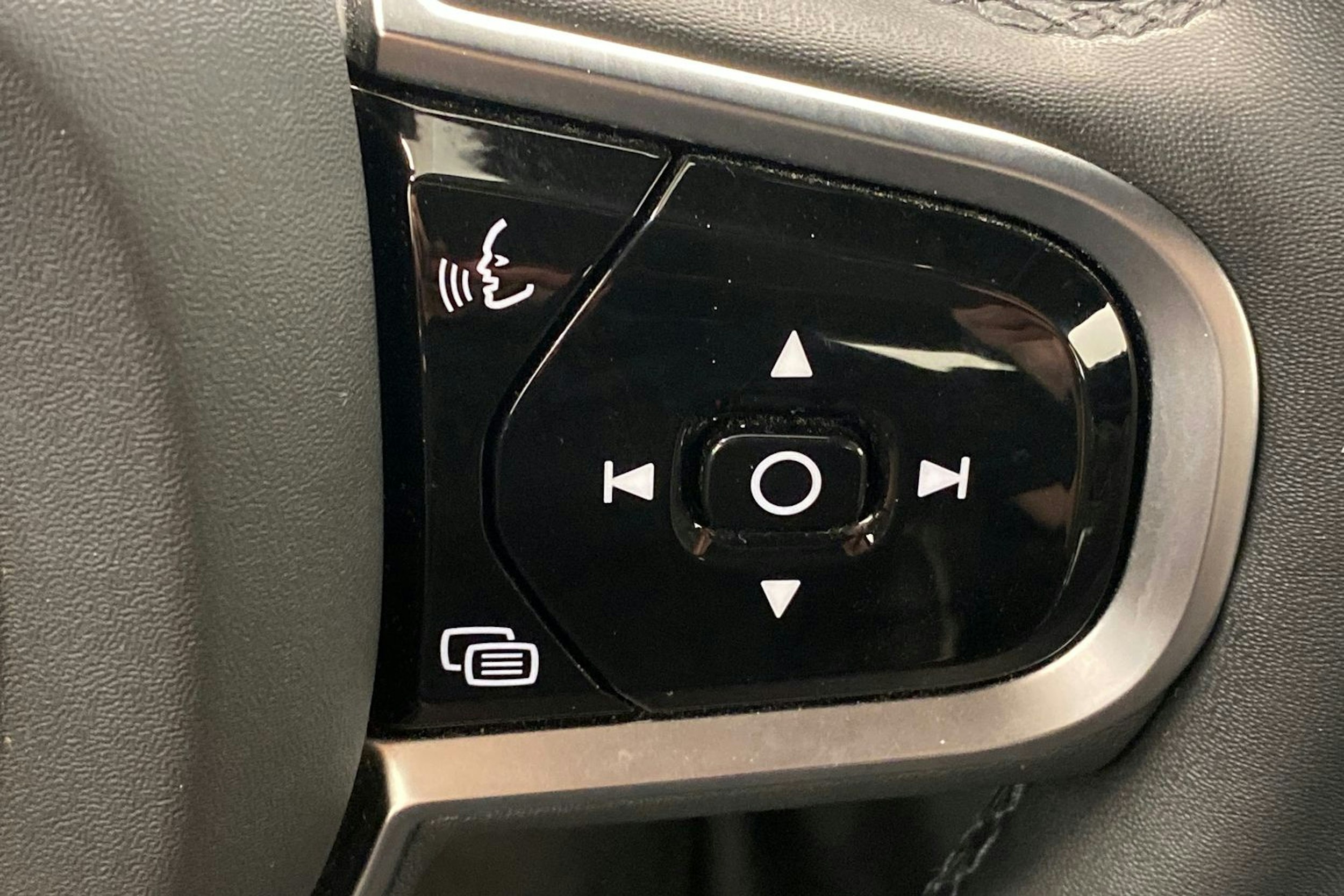 Musta Volvo V60 2022 kuva 21.