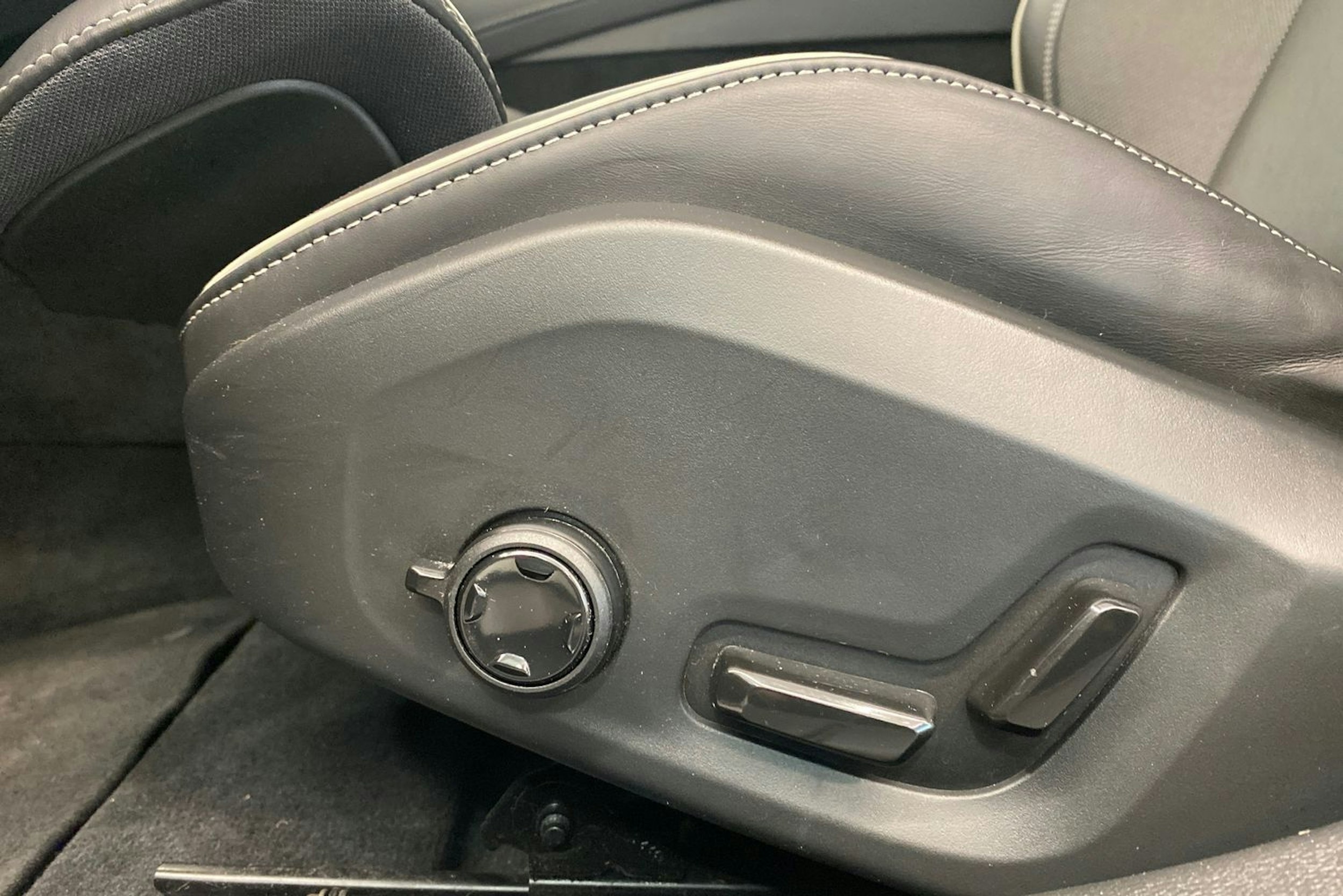 Musta Volvo V60 2022 kuva 23.