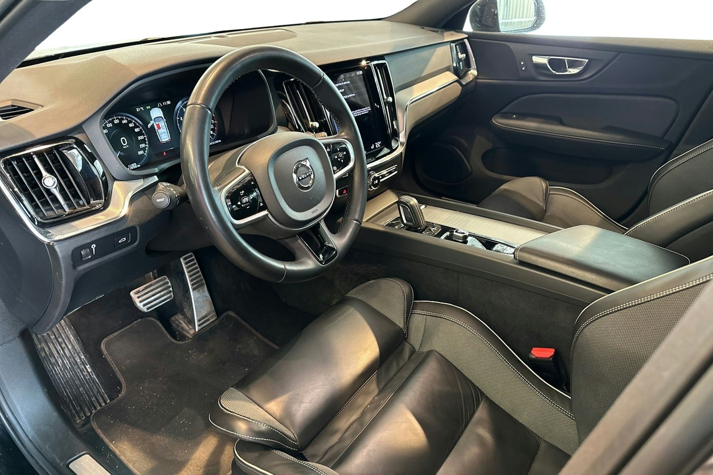 musta Volvo V60 2022 kuva 3.