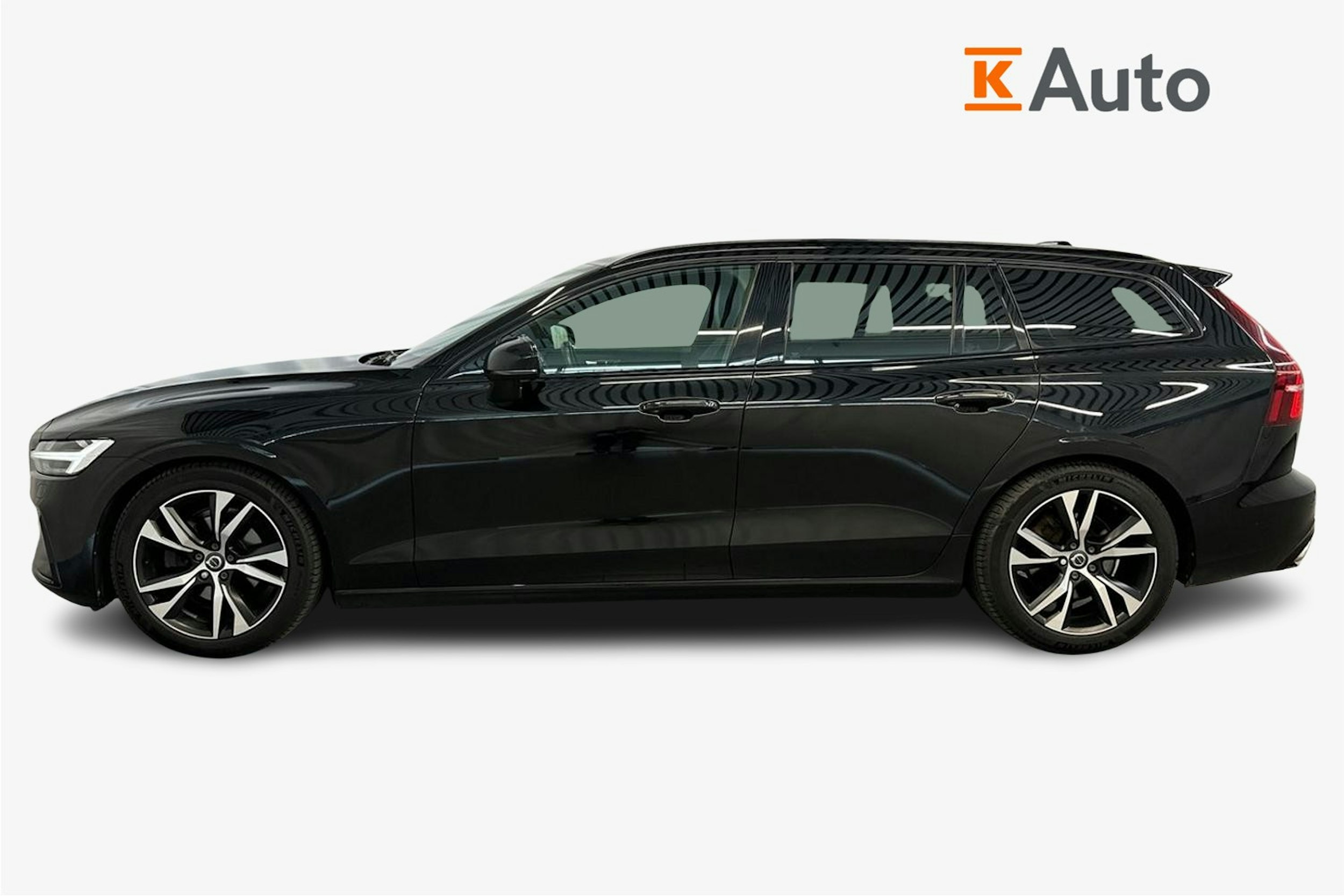 musta Volvo V60 2022 kuva 6.