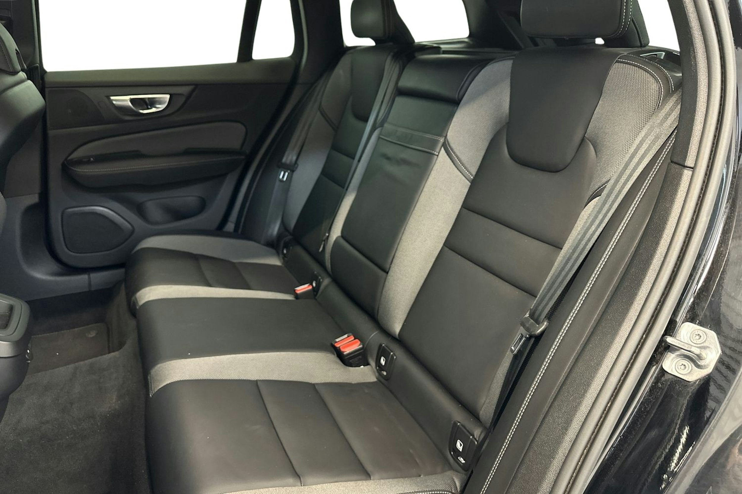 musta Volvo V60 2022 kuva 10.