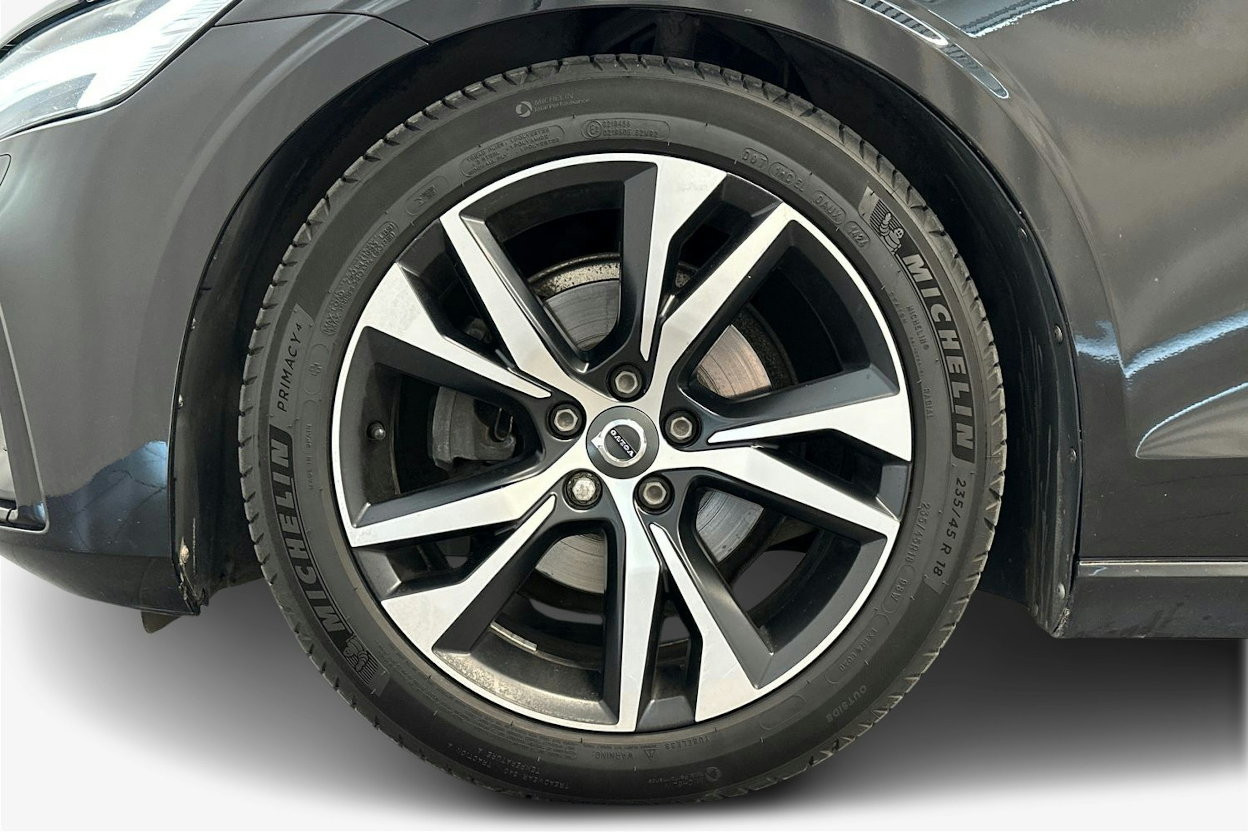 musta Volvo V60 2022 kuva 11.