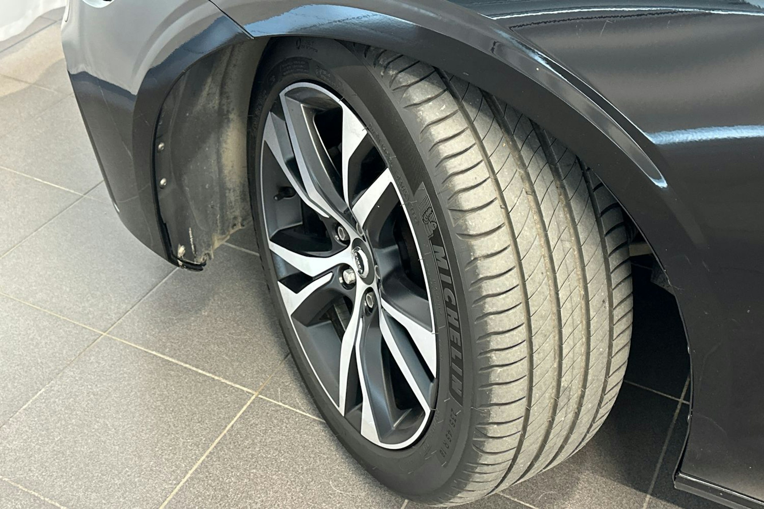 musta Volvo V60 2022 kuva 13.