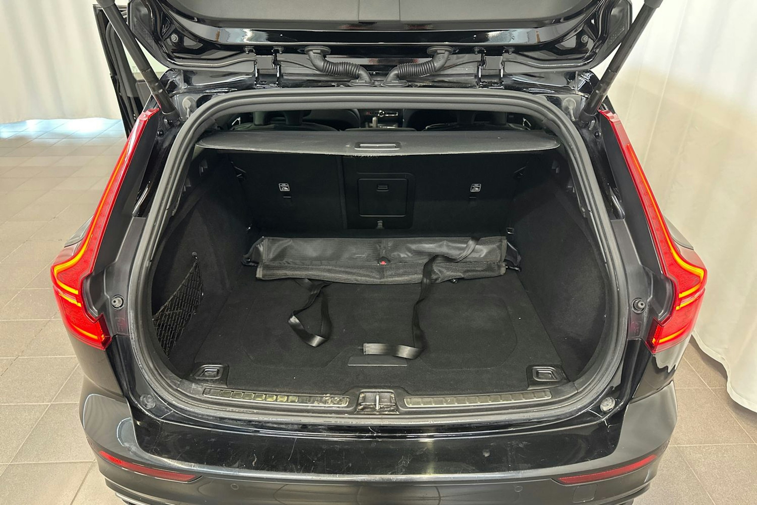 musta Volvo V60 2022 kuva 14.
