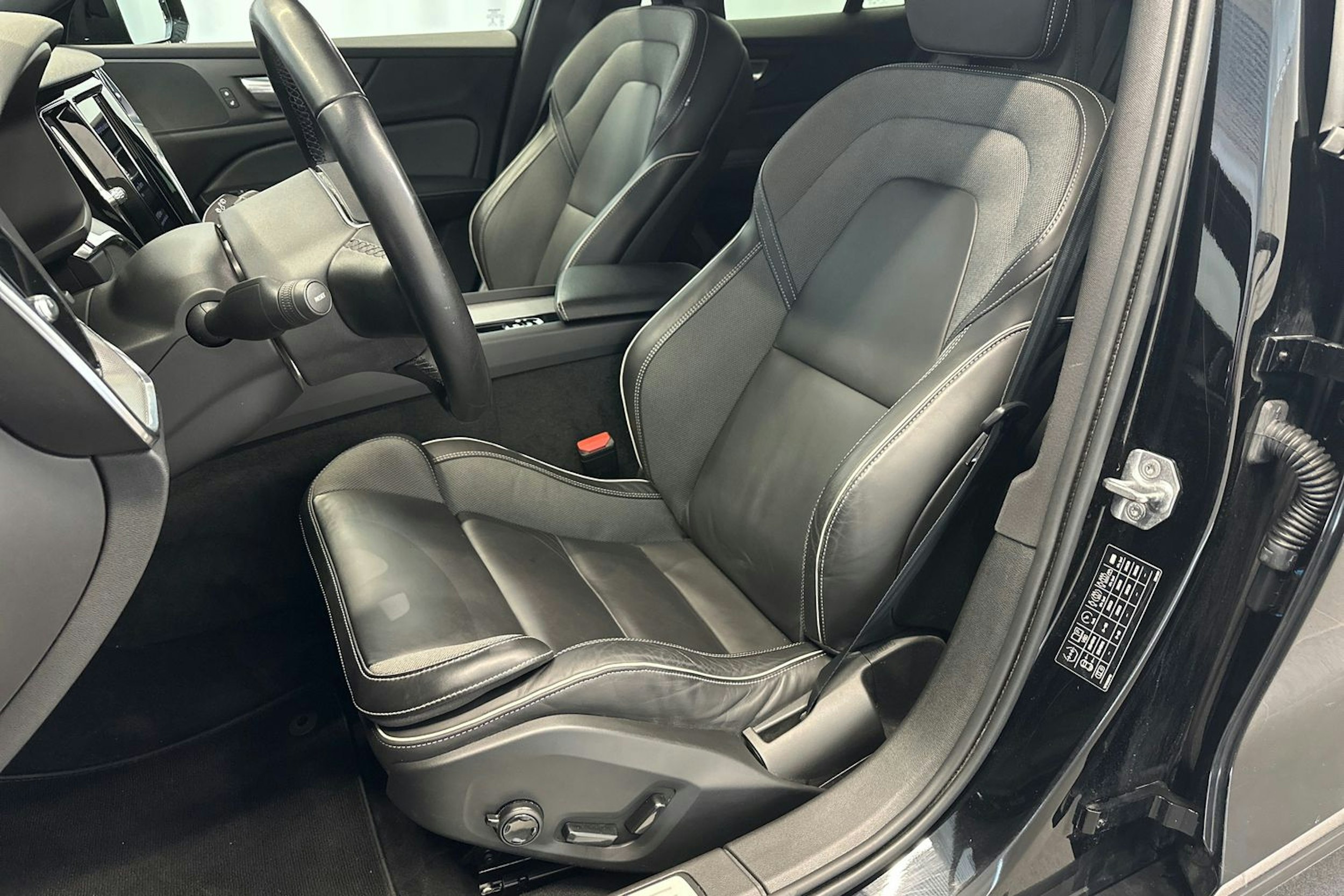 musta Volvo V60 2022 kuva 15.