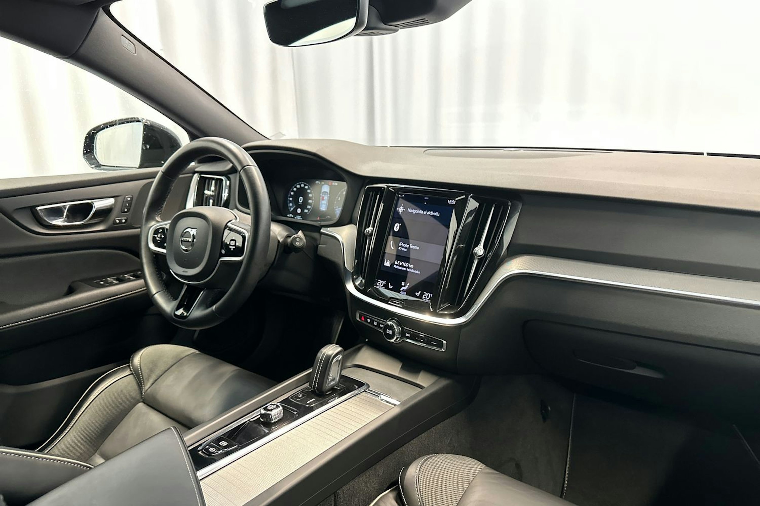 musta Volvo V60 2022 kuva 16.