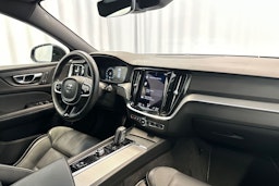 musta Volvo V60 2022 kuva 16.
