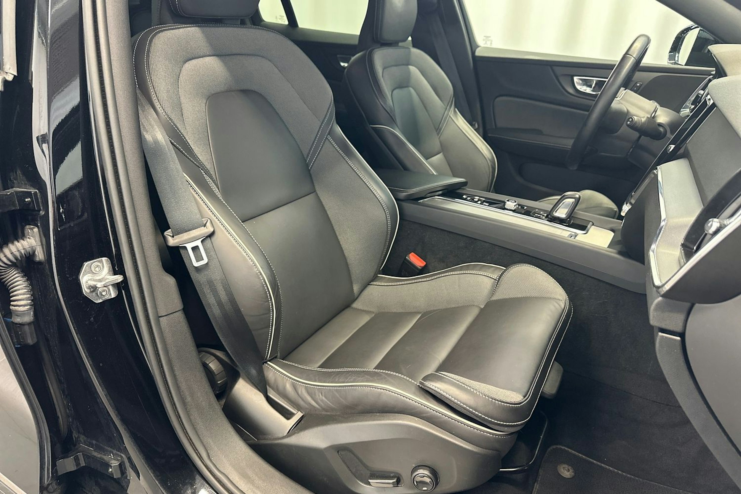 musta Volvo V60 2022 kuva 17.