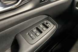 musta Volvo V60 2022 kuva 18.