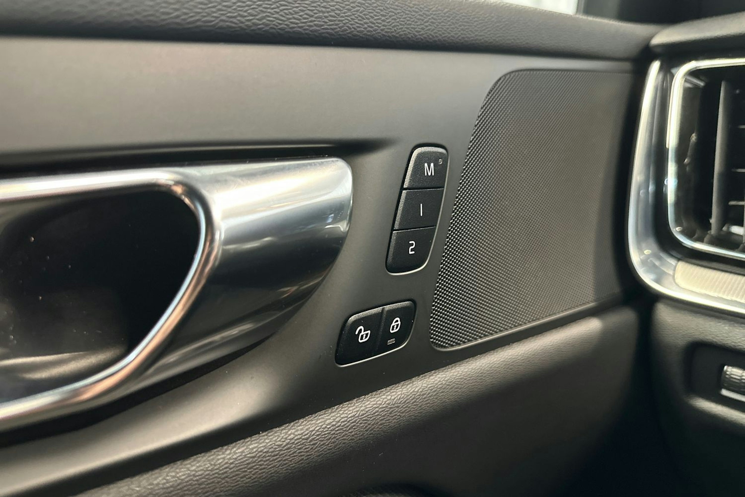 musta Volvo V60 2022 kuva 19.