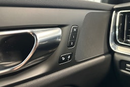 musta Volvo V60 2022 kuva 19.