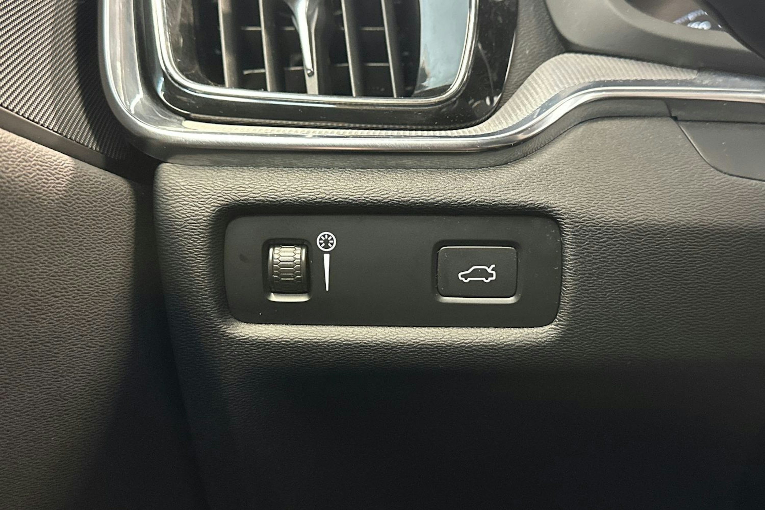 musta Volvo V60 2022 kuva 20.