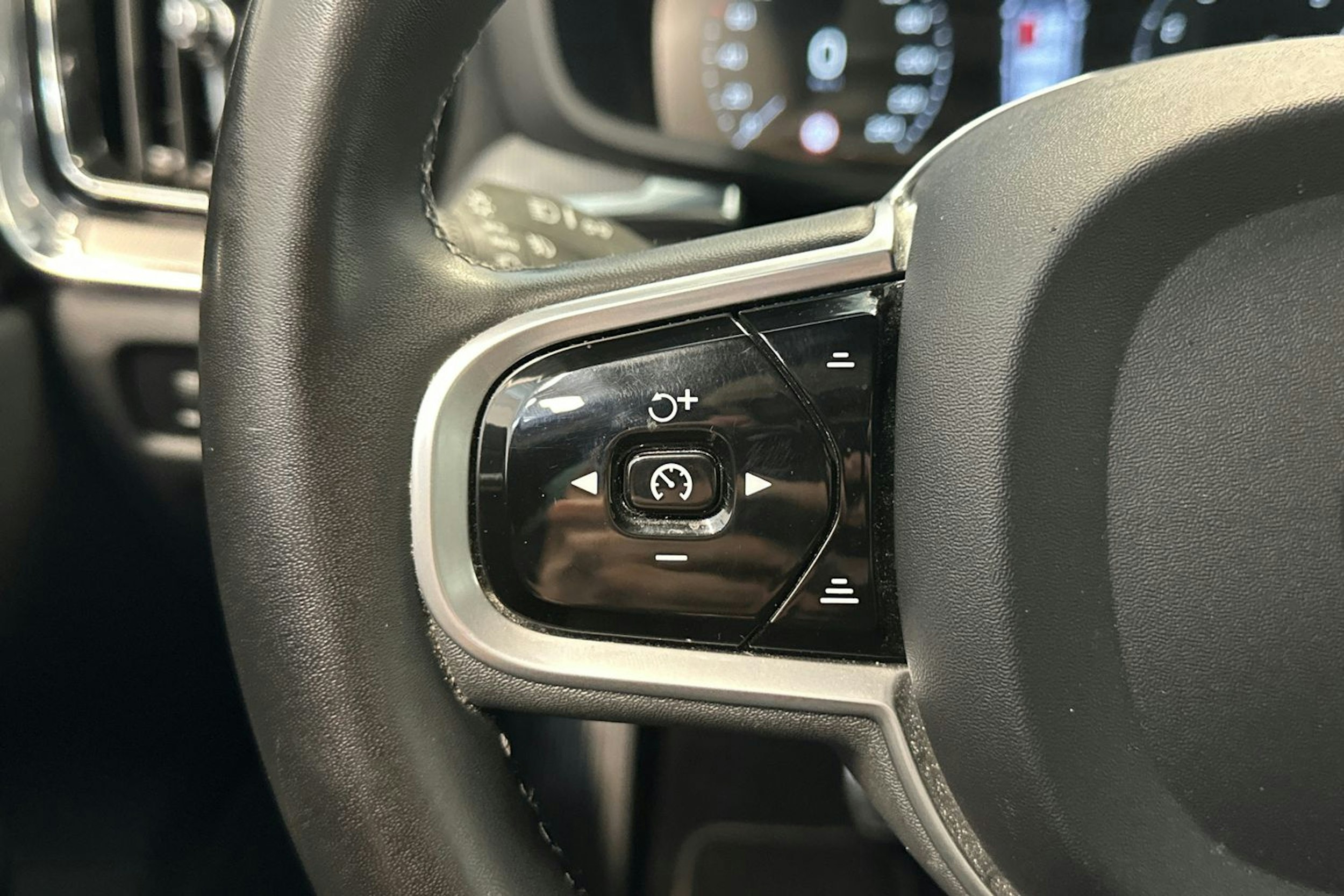 musta Volvo V60 2022 kuva 22.