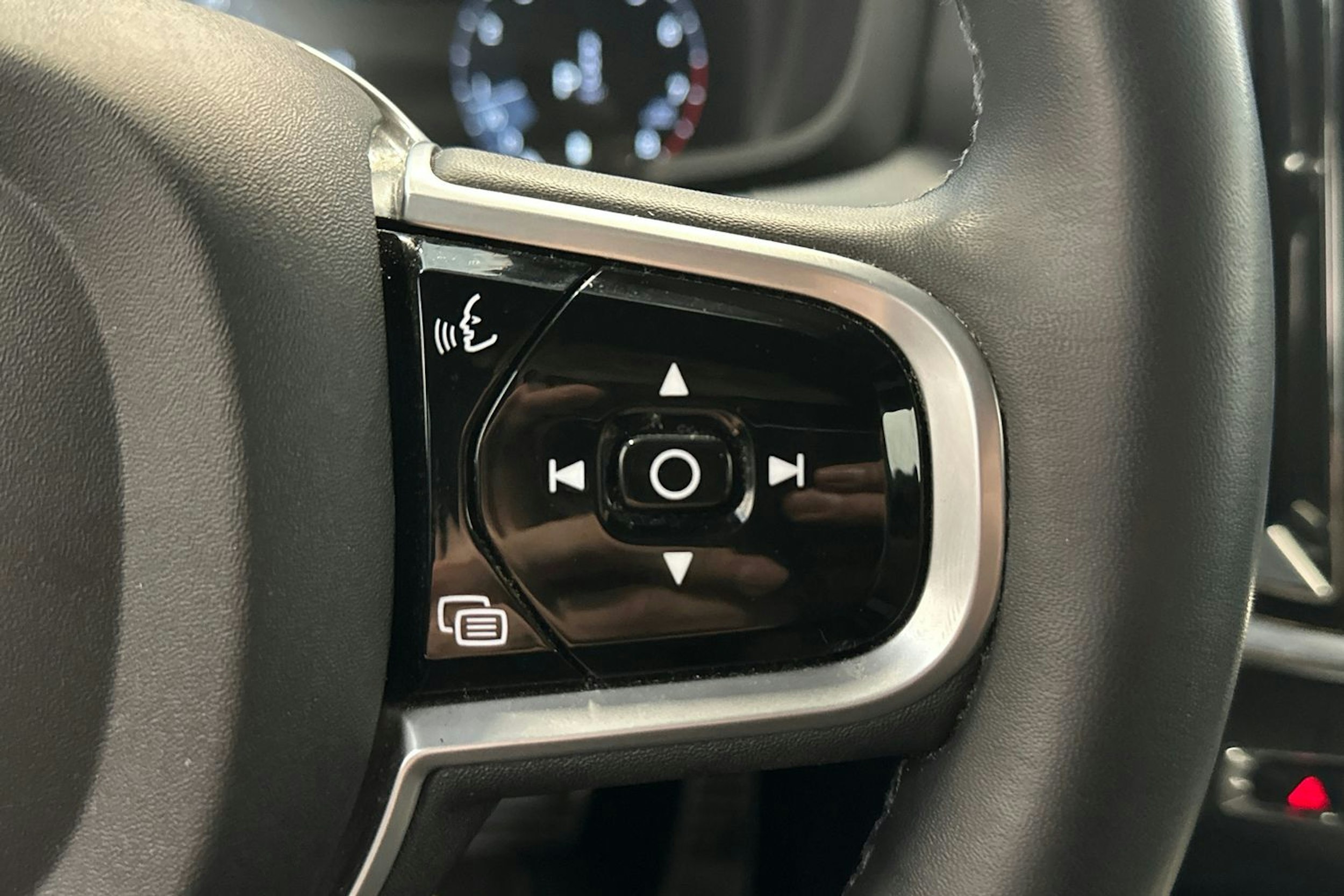 musta Volvo V60 2022 kuva 24.