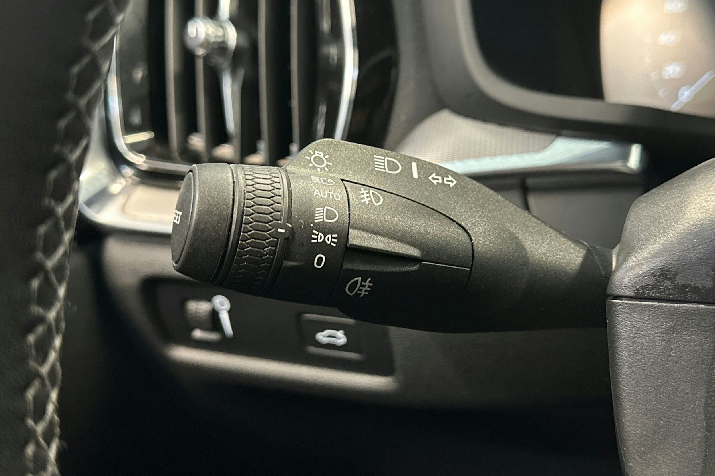 musta Volvo V60 2022 kuva 25.