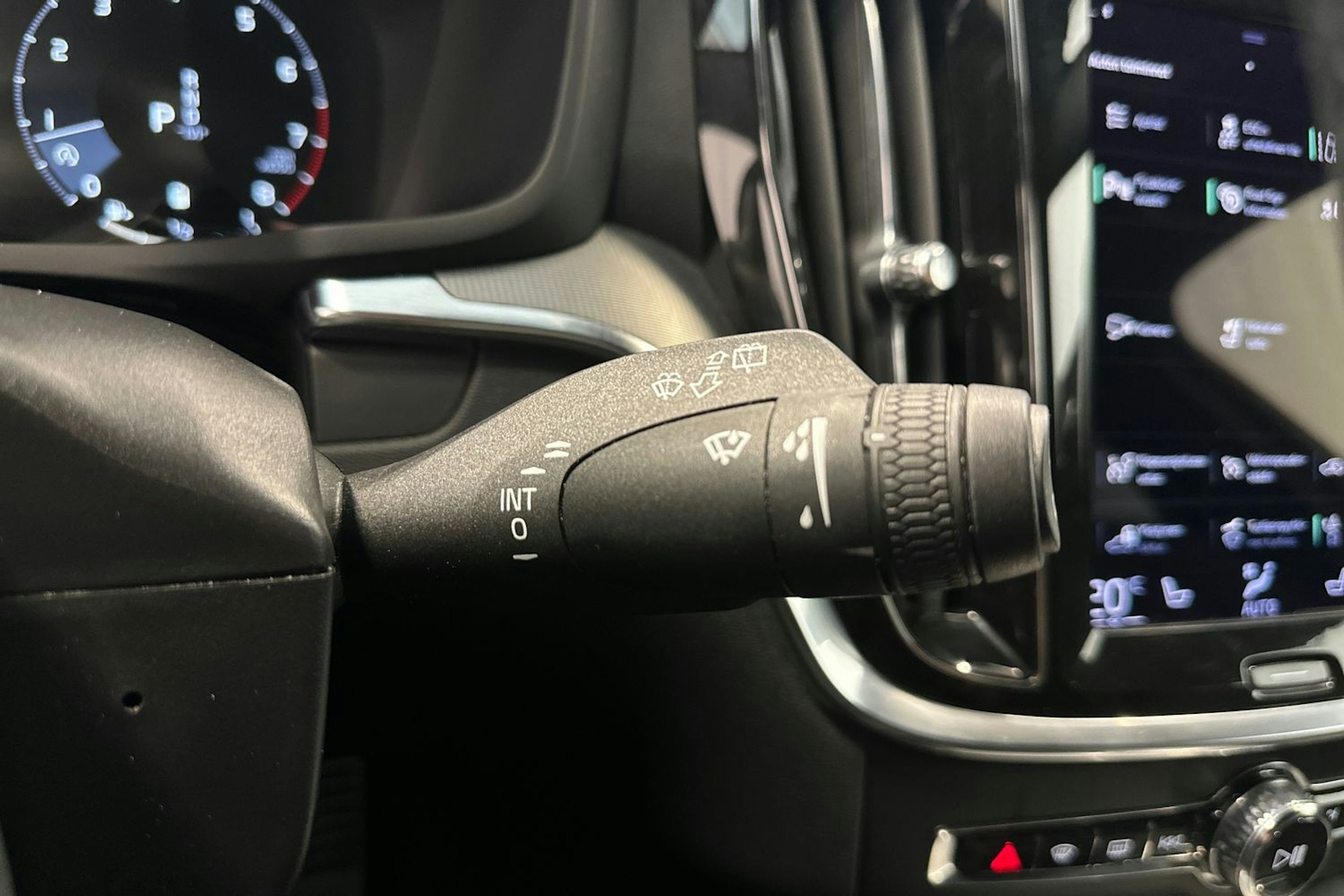 musta Volvo V60 2022 kuva 26.