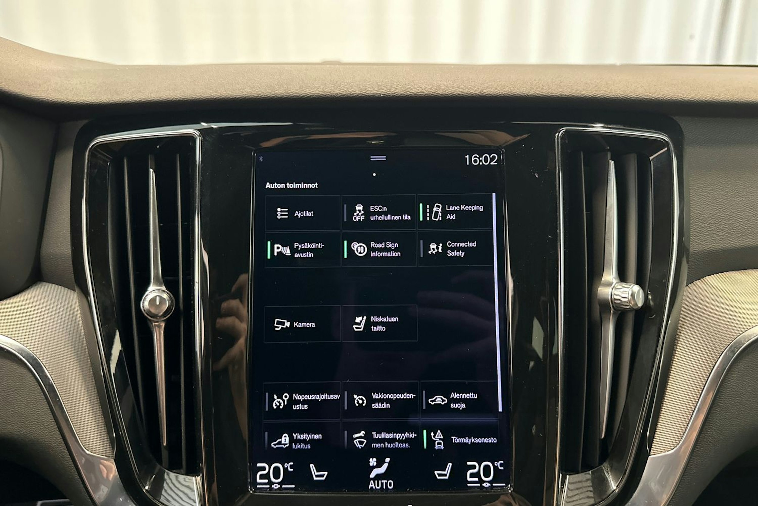 musta Volvo V60 2022 kuva 28.
