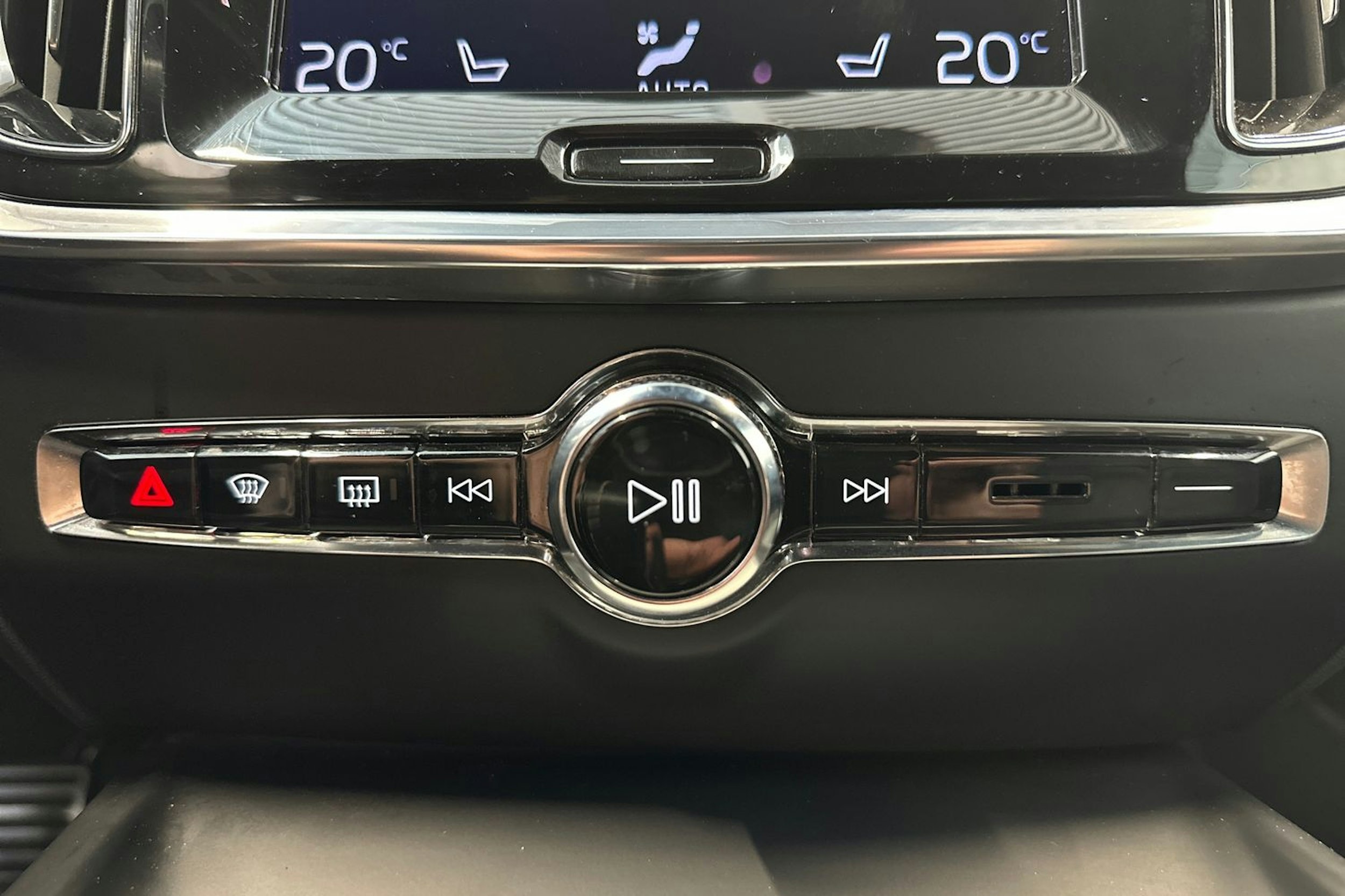 musta Volvo V60 2022 kuva 30.