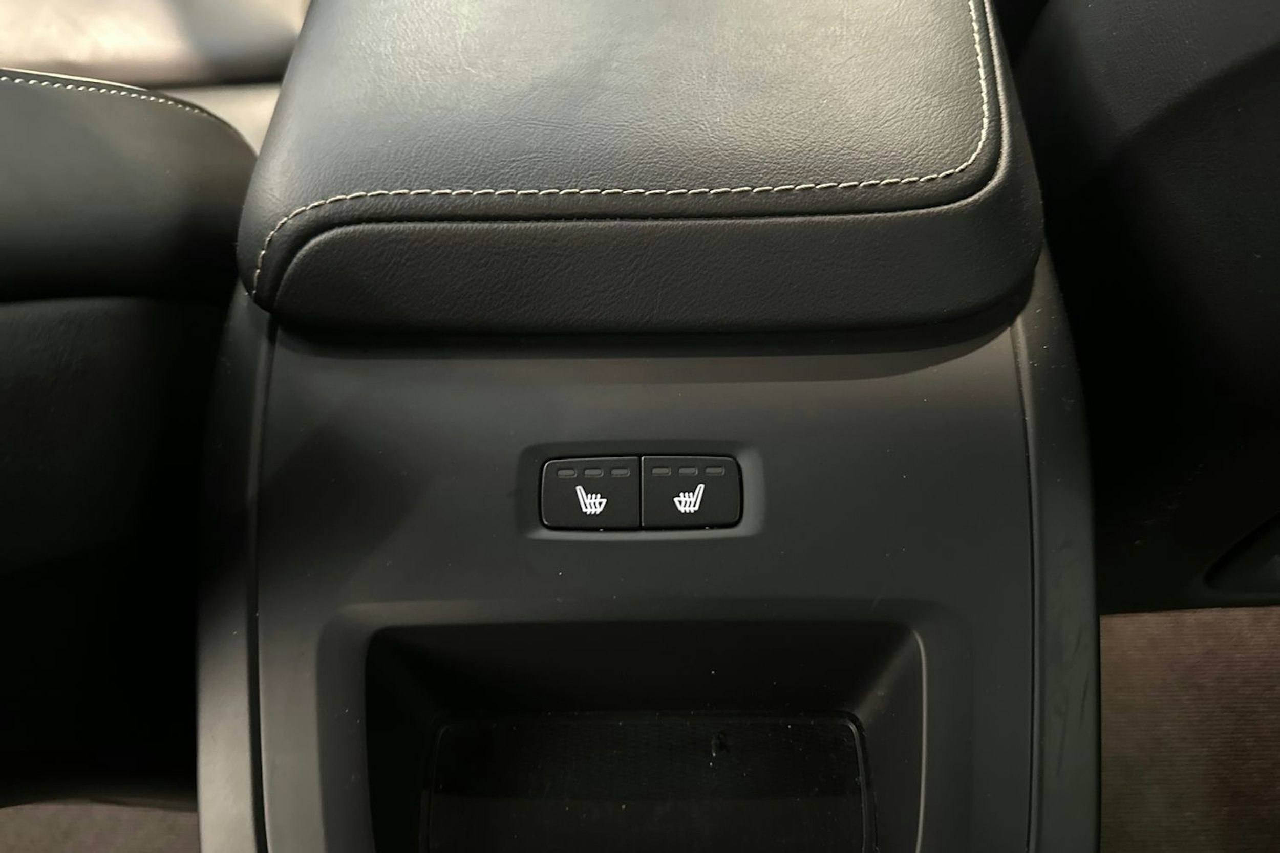 musta Volvo V60 2022 kuva 31.