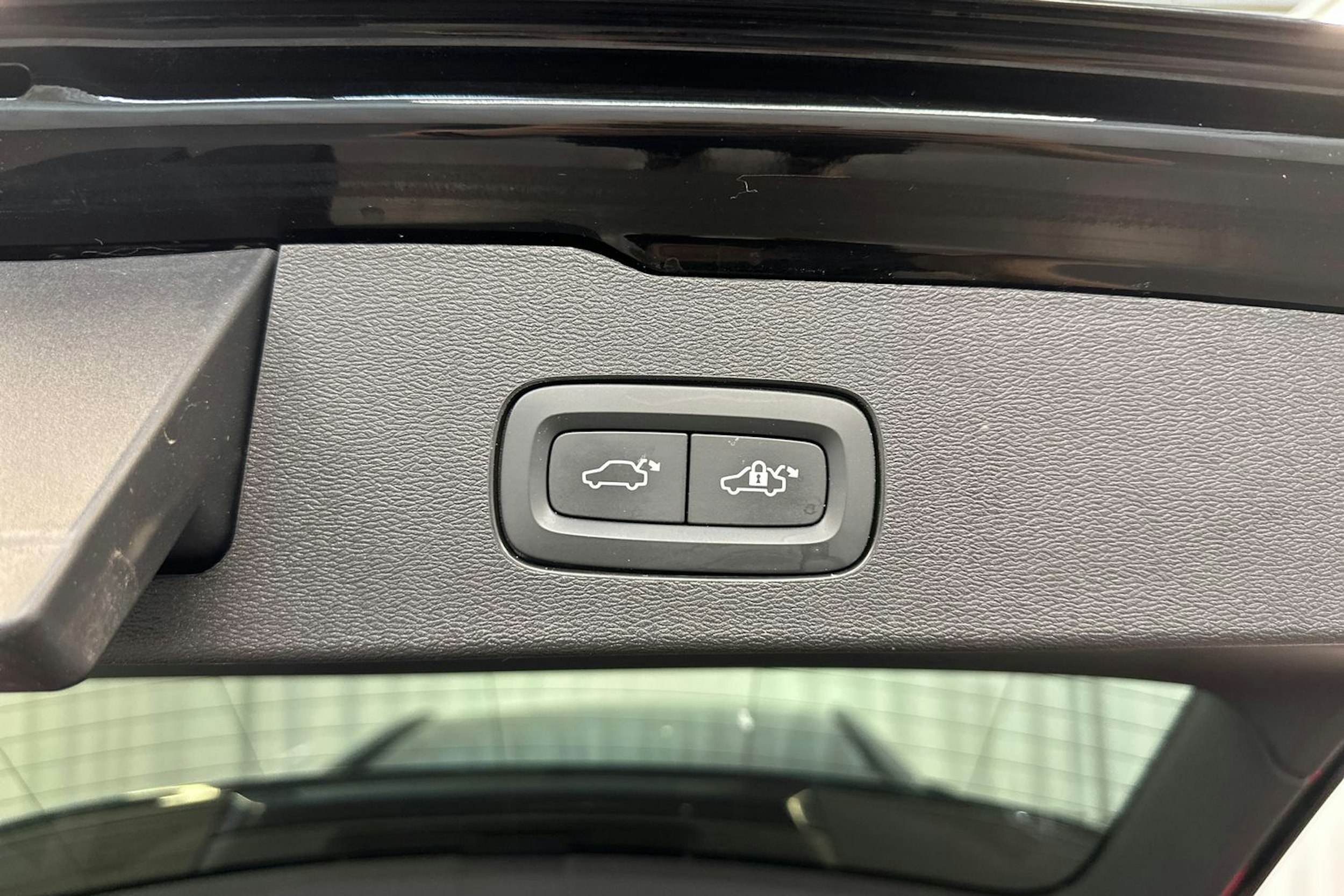 musta Volvo V60 2022 kuva 32.
