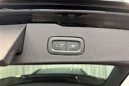 musta Volvo V60 2022 kuva 32.