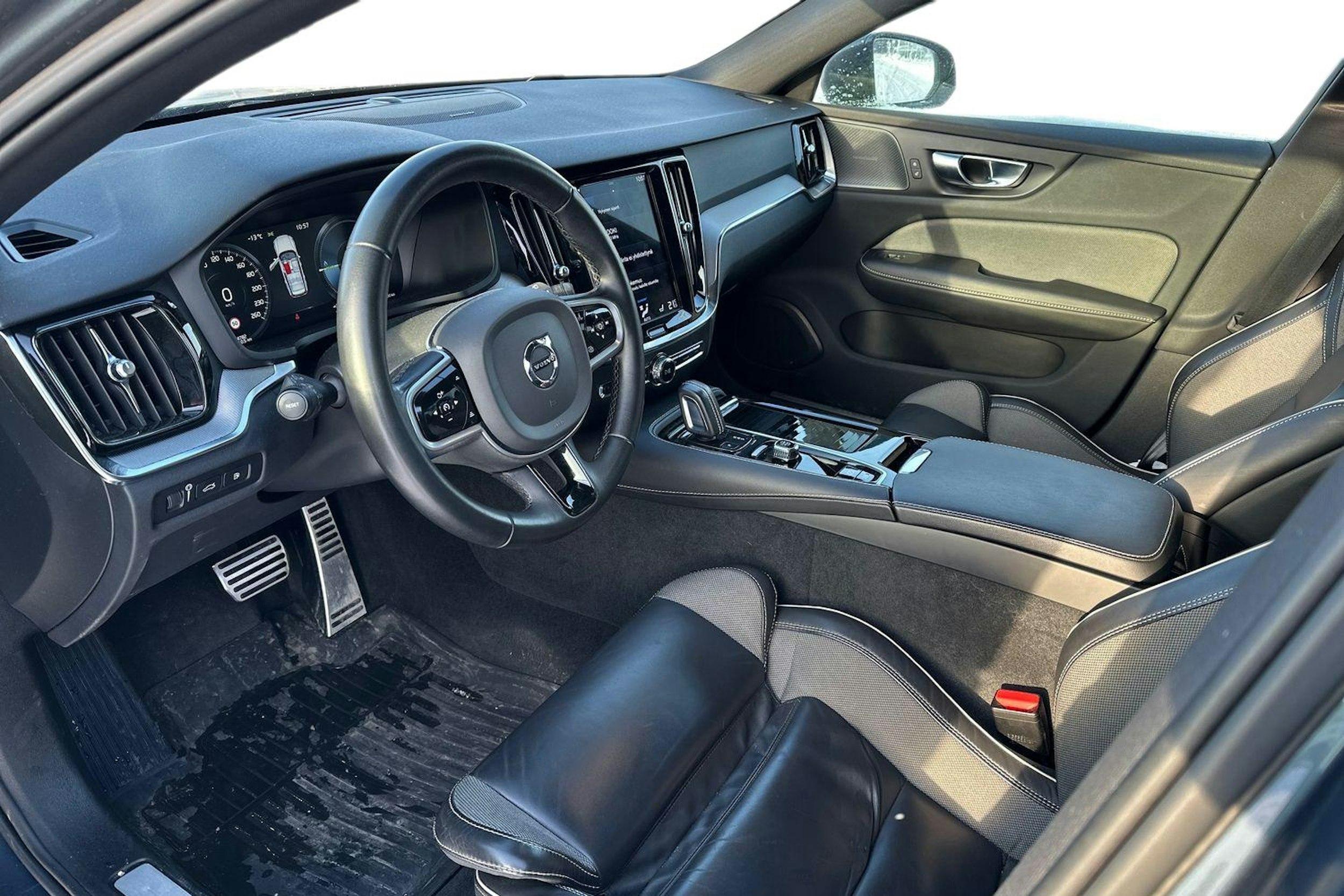 sininen Volvo V60 2022 kuva 3.