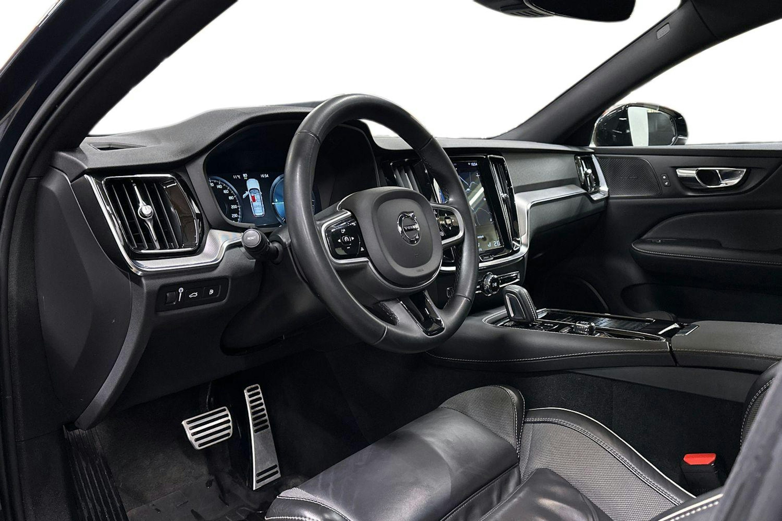 sininen Volvo V60 2022 kuva 6.