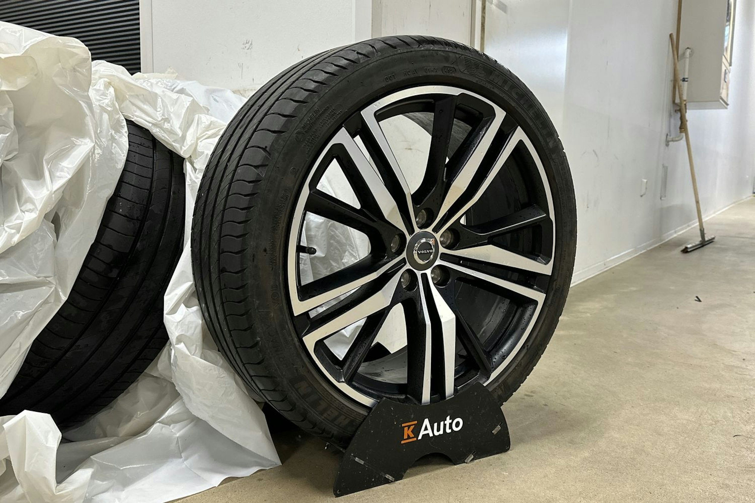 sininen Volvo V60 2022 kuva 10.