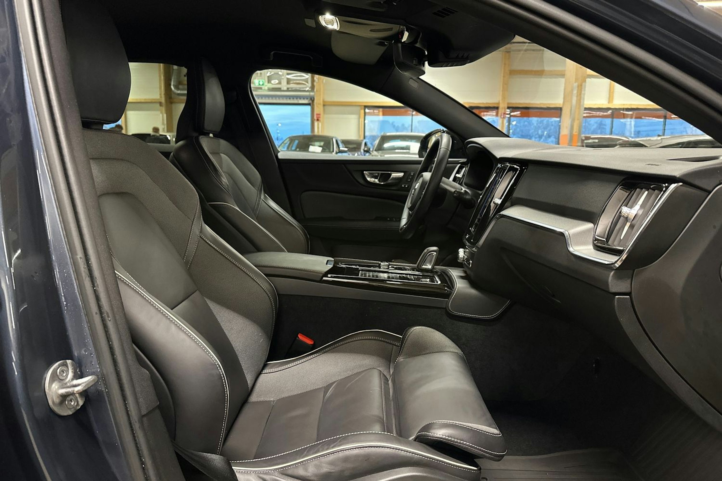 sininen Volvo V60 2022 kuva 11.