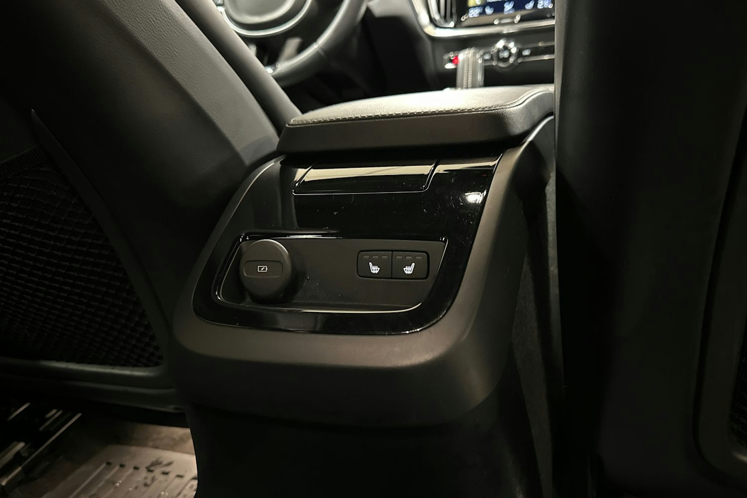 sininen Volvo V60 2022 kuva 12.