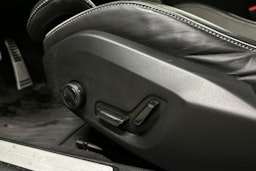 sininen Volvo V60 2022 kuva 13.