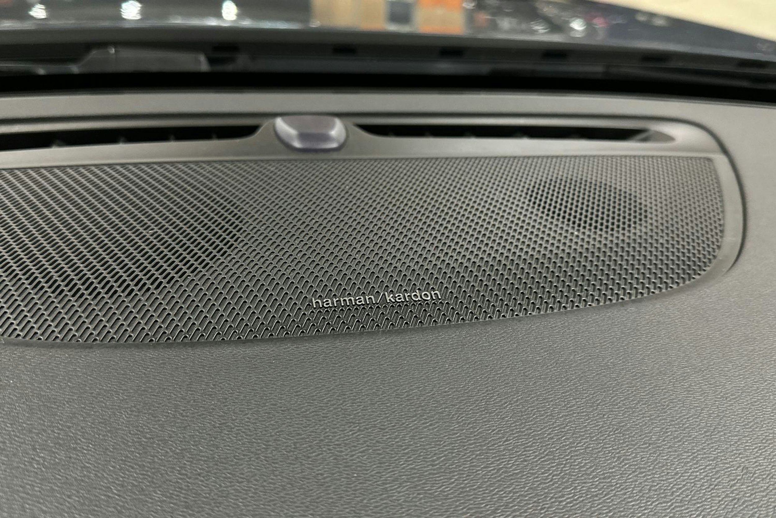 sininen Volvo V60 2022 kuva 14.