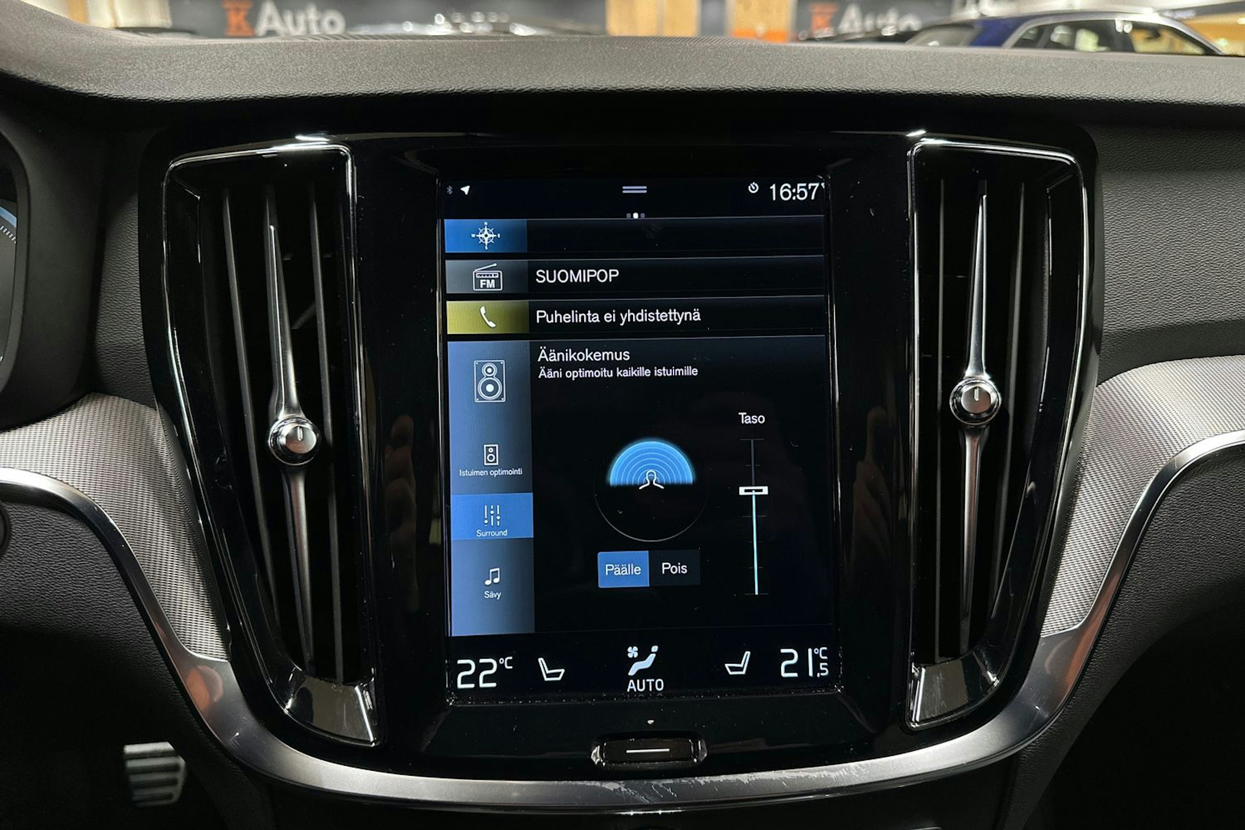 sininen Volvo V60 2022 kuva 15.