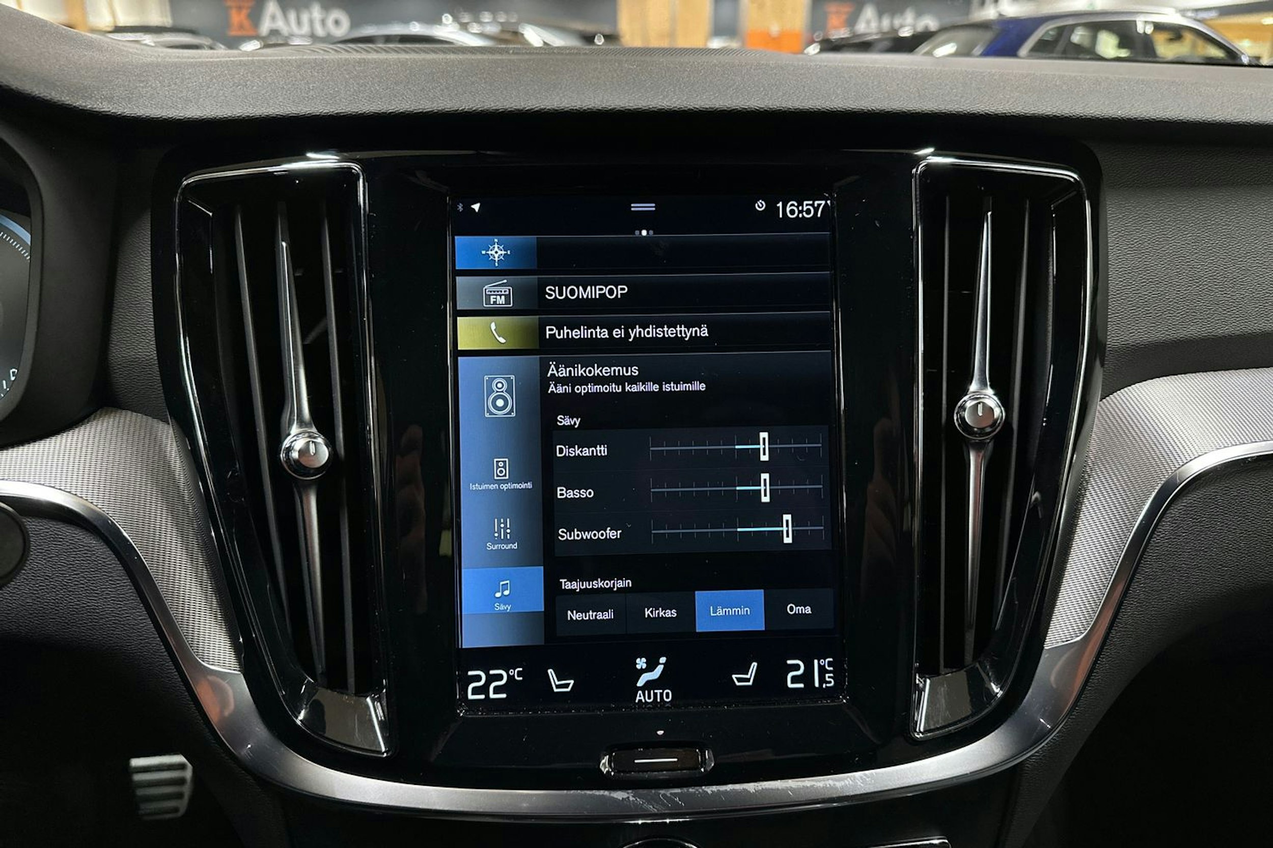 sininen Volvo V60 2022 kuva 16.