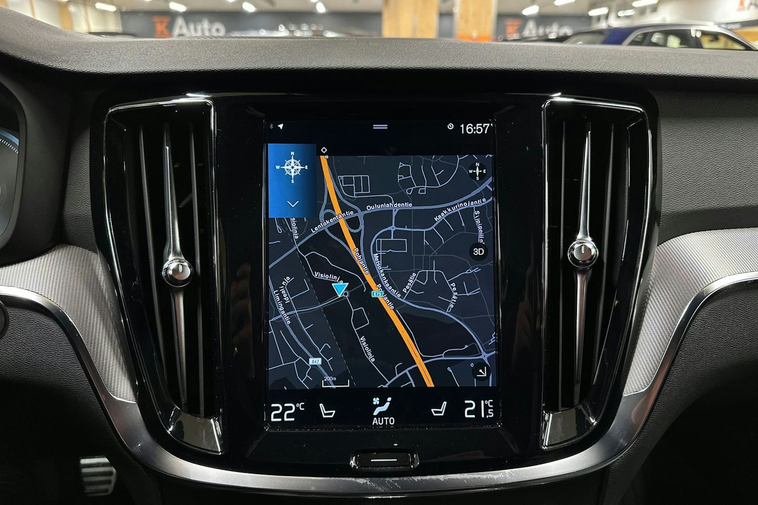 sininen Volvo V60 2022 kuva 17.